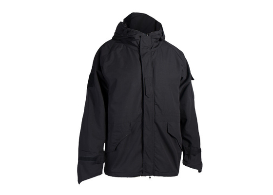 中国 黒い色の戦術的な冬のジャケット65% Ppolyester 35% Softshellのジャケットおよび防水ジャケット 代理店